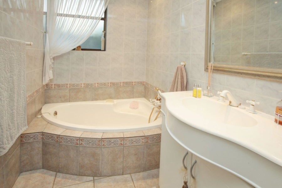 To Let 5 Bedroom Property for Rent in Welgemoed Western Cape